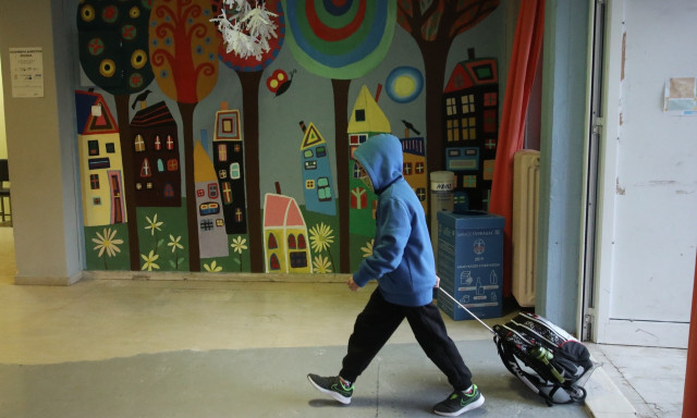 Λαμία: Εικόνες – σοκ από τα χαλασμένα γεύματα – Τρίχες, σκουλήκια και… πούπουλα μέσα στις μερίδες