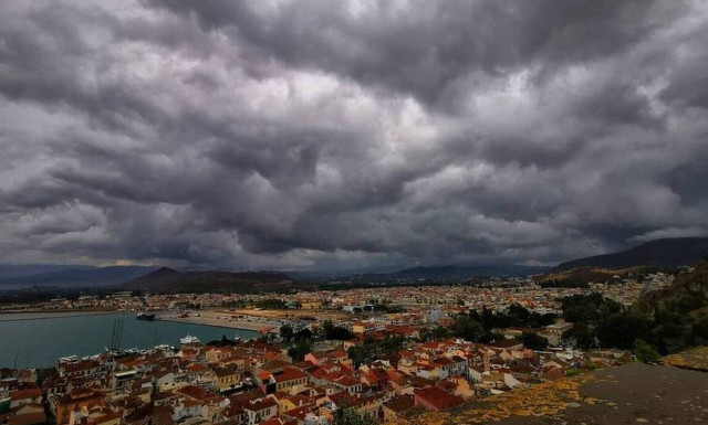 Καιρός: Πότε έρχεται «ψυχρή λίμνη» με καταιγίδες και ραγδαία πτώση της θερμοκρασίας