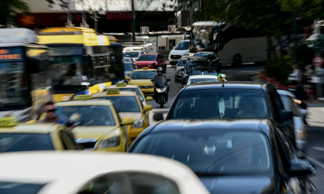 Κυκλοφοριακό «έμφραγμα» στους δρόμους - Στο «κόκκινο» όλες οι κεντρικές οδικές αρτηρίες