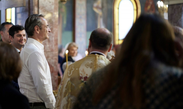 Στην εκκλησία ο Κυριάκος Μητσοτάκης - Συνομίλησε με πιστούς