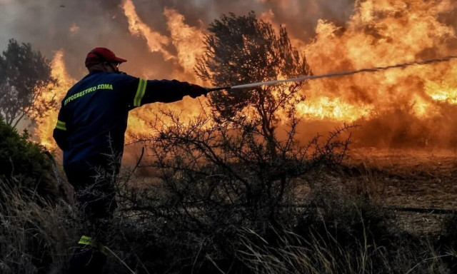 Ηράκλειο: Μεγάλη φωτιά στις Γωνιές Πεδιάδος