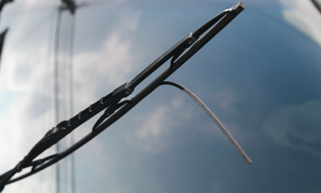 Φθιώτιδα: Έβγαλαν μαχαίρι για να πουλήσουν υαλοκαθαριστήρες