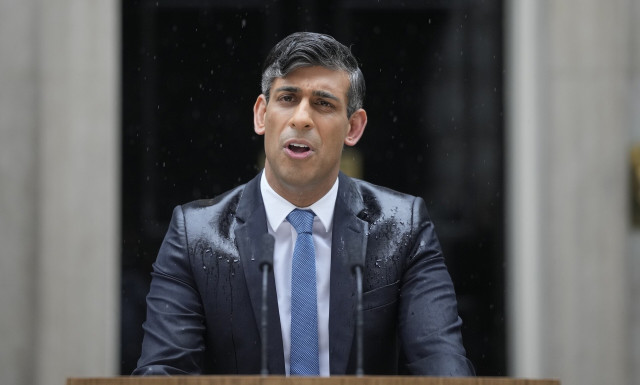 Εκλογές στη Βρετανία: Η αιφνίδια ανακοίνωση Σούνακ, τα «πυρά» από βουλευτές και η «επίθεση» Στάρμερ