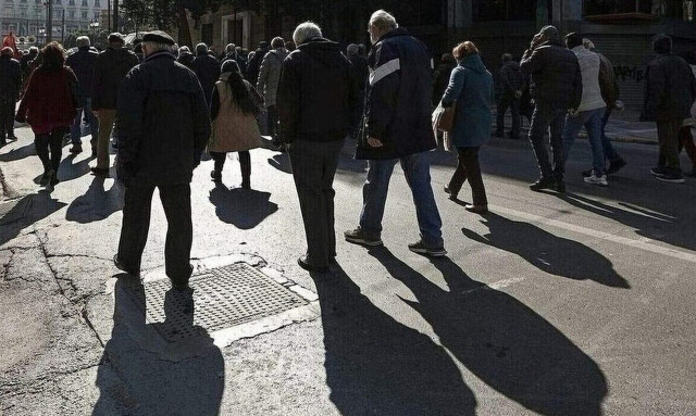 Σε αναμμένα κάρβουνα το υπουργείο Εργασίας - Τι θα γίνει με τις περικοπές στις συντάξεις χηρείας