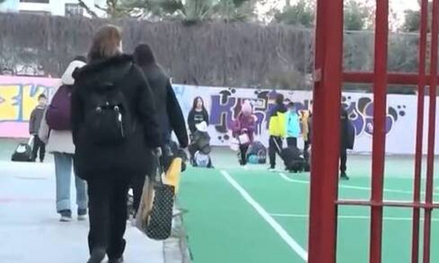 Σχολικά γεύματα: Σοκαριστικές καταγγελίες από τους γονείς - Σάπια μήλα, κόκκαλα μέσα σε μπιφτέκια