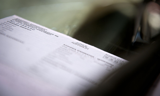 Viral το «μήνυμα» που έγραψε πεζός σε αυτοκίνητο για παράνομο παρκάρισμα