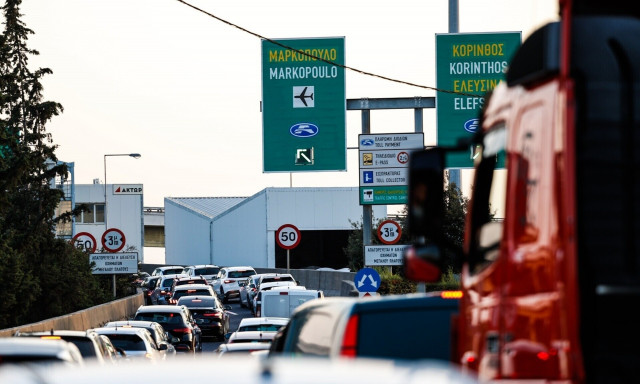 Φωτιά σε όχημα στη λεωφόρο Κύμης - Καθυστερήσεις στην Αττική Οδό