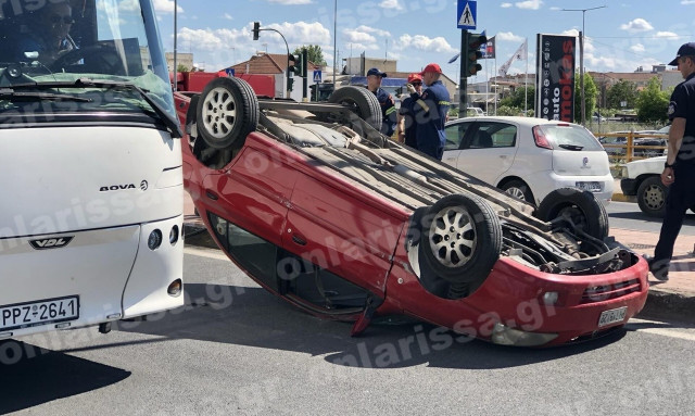 Λάρισα: Απίστευτο τροχαίο στον κόμβο του Αλκαζάρ – Τούμπαρε αυτοκίνητο μετά από σύγκρουση