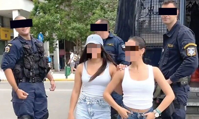 Σάλος στην ΕΛ.ΑΣ - Αστυνομικοί των ΜΑΤ ποζάρουν με μοντέλα του TikTok στο κέντρο της Αθήνας