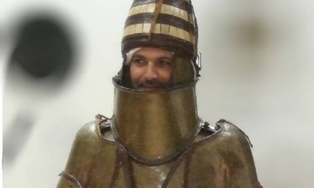 Έλληνες πεζοναύτες «έδωσαν μάχη» με αντίγραφο πανοπλίας 3.500 ετών