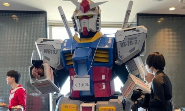 Πήγε στον γάμο του φίλου του ντυμένος ρομπότ Gundam για να τον τρολάρει