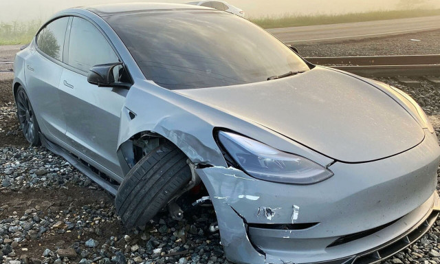 Οδηγός Tesla αποφεύγει τρένο την τελευταία στιγμή