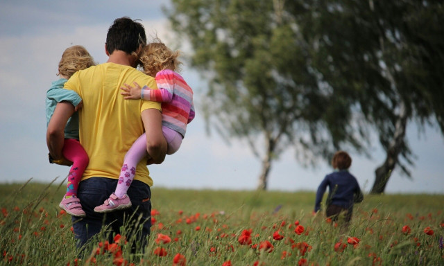 Τρίτεκνες οικογένειες: Πώς ο ισοσκελισμός επιδομάτων με τους πολύτεκνους θα βοηθήσει στο δημογραφικό