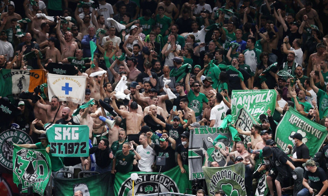 Η σημαία της επανάστασης στην εξέδρα του Παναθηναϊκού και το κοινό σύνθημα των «αιώνιων»!