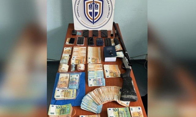 ΔΟΥ Χαλκίδας: Ονόματα και «ταρίφες» από 250 έως 10.000 ευρώ στο σημειωματάριο της διευθύντριας