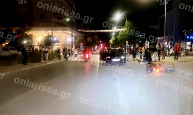 Λάρισα: Σφοδρή σύγκρουση αυτοκινήτου με μηχανάκι - Στο νοσοκομείο δύο άτομα