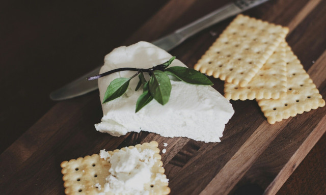 Η... μάχη της φέτας: Στα μαχαίρια ΝΔ και ΣΥΡΙΖΑ - Οι αιχμές Κασσελάκη και οι εξηγήσεις Μαρινάκη