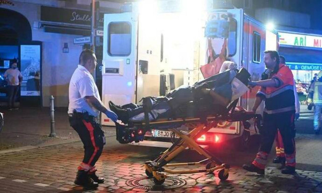 Επεισόδια στο Βερολίνο μεταξύ Ελλήνων οπαδών:12 τραυματίες - Ένας φίλαθλος δίνει μάχη για τη ζωή του