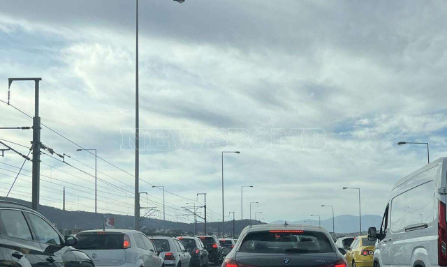 Κίνηση στους δρόμους: «Στο κόκκινο» η Αττική οδός