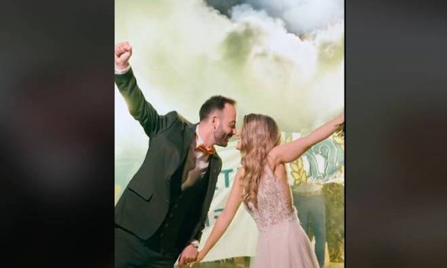 Παναθηναϊκός: Νεόνυμφοι πανηγύρισαν για τη νίκη στο γλέντι του γάμου - Το viral βίντεο του TikTok