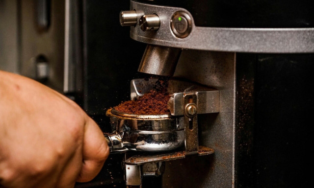 Προς παράταση του μειωμένου ΦΠΑ σε ταξί και καφέ προσανατολίζεται η κυβέρνηση