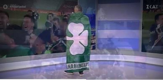 Ο Γιάννης Ντσούνος εμφανίστηκε στο πλατό του ΣΚΑΪ με σημαία του Παναθηναϊκού