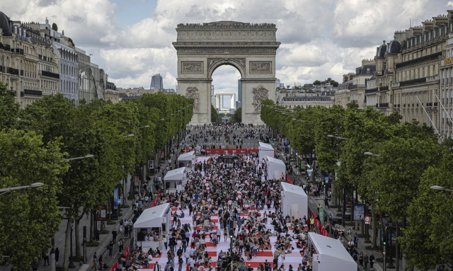 Πικ νικ στα Ηλύσια Πεδία: Χιλιάδες Γάλλοι γευμάτισαν στο «μεγαλύτερο τραπεζομάντιλο στον κόσμο»