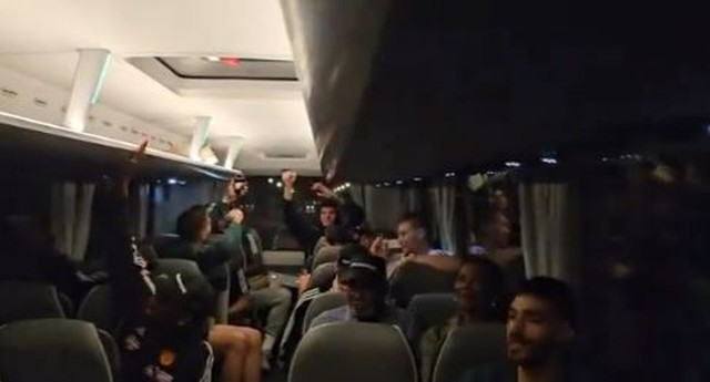 Χαμός στο πούλμαν του Παναθηναϊκού AKTOR - Ο Καλαϊτζάκης σε ρόλο... οργανωτή εξέδρας