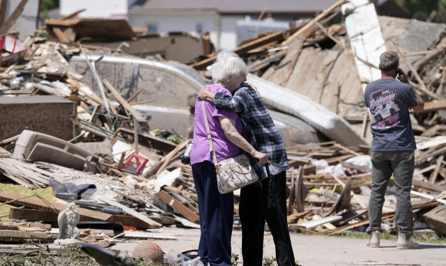 Φονικοί ανεμοστρόβιλοι στις ΗΠΑ: Τουλάχιστον 18 νεκροί, τεράστιες ζημιές και μπλακ άουτ