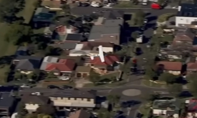 Αυστραλία: Η τρομακτική στιγμή με αεροσκάφος να περνά ξυστά πάνω από στέγες σπιτιών