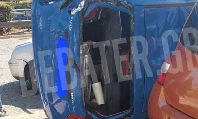 Καλλιθέα: Ι.Χ. τούμπαρε ύστερα από σύγκρουση με άλλα οχήματα