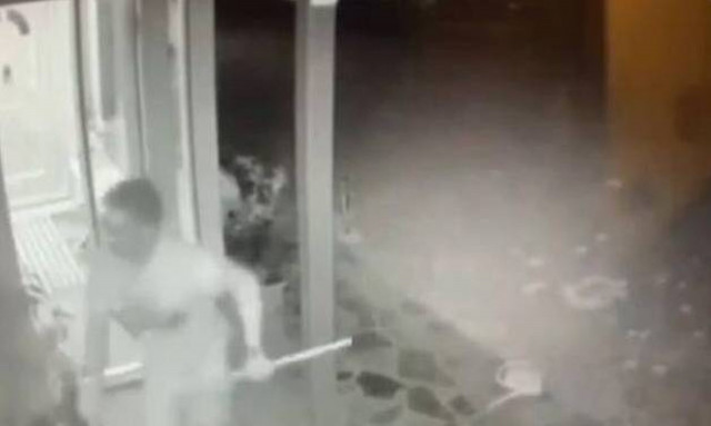 Επεισοδιακή απόπειρα διάρρηξης στην Θεσσαλονίκη: Κυνήγησε τους διαρρήκτες με σκούπα