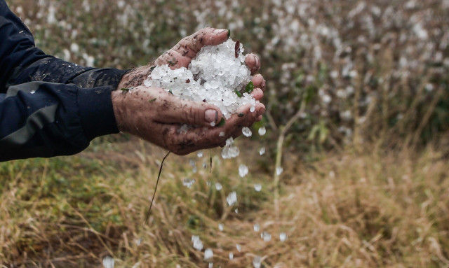 Πρωτοφανές: Μαζί με το χαλάζι έπεσαν και μυστηριώδη αντικείμενα που δεν έλιωναν