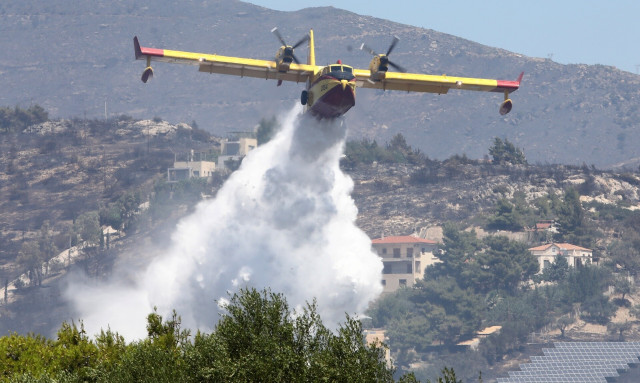 Χαλκιδική: Καναντέρ έριξε κατά λάθος τόνους νερού σε ξενοδοχείο
