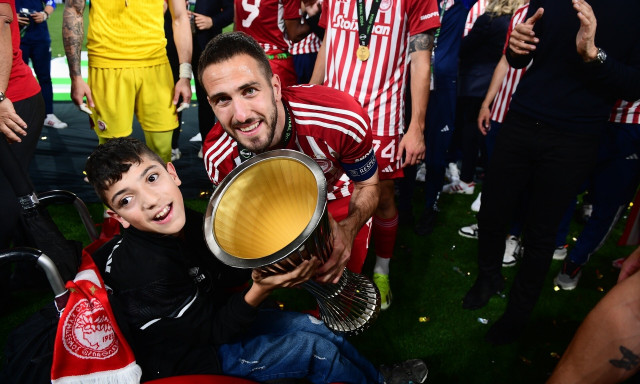 Conference League: Συγκινητική στιγμή - Σήκωσε το τρόπαιο ο μικρός Γιαννάκης