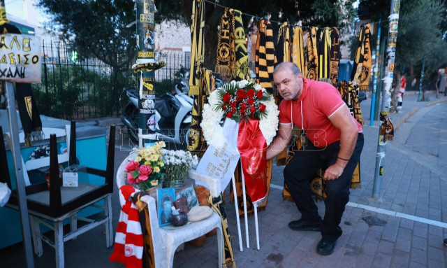 Νέα Φιλαδέλφεια: Φίλαθλος της Θύρας 7 αφήνει στεφάνι στο σημείο που δολοφονήθηκε ο Μιχάλης Κατσουρής