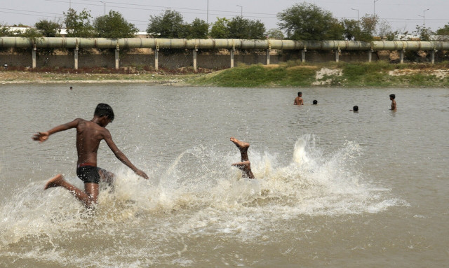 «Ψήνεται» η Ινδία στους 50 βαθμούς Κελσίου  - Νερό με δελτίο στο Δελχί