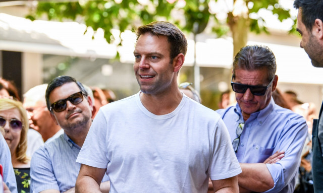 Ο Κασσελάκης πάει με όλα: Από το «Πατρίς-Θρησκεία-Οικογένεια» στον Μπελογιάννη