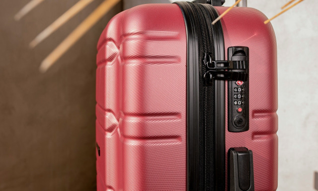 Γιατί οι κόκκινες βαλίτσες φορτώνονται πρώτες στο αεροπλάνο - Το viral βίντεο που δίνει την εξήγηση