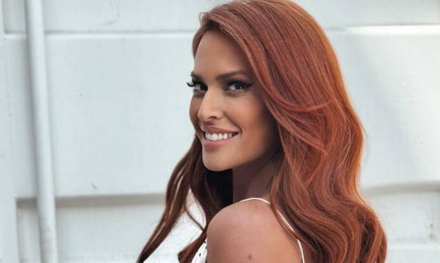 Με πλατύ χαμόγελο η Σίσσυ Χρηστίδου: Οι ευχές και τα λουλούδια των φίλων της για την γιορτή της