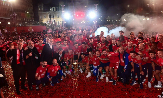 Conference League: Πανηγυρισμοί σε όλη τη χώρα για την κατάκτηση του τροπαίου από τον Ολυμπιακό