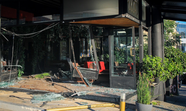 Σοβαρό τροχαίο στη Συγγρού - Αυτοκίνητο μπήκε σε καφετέρια!