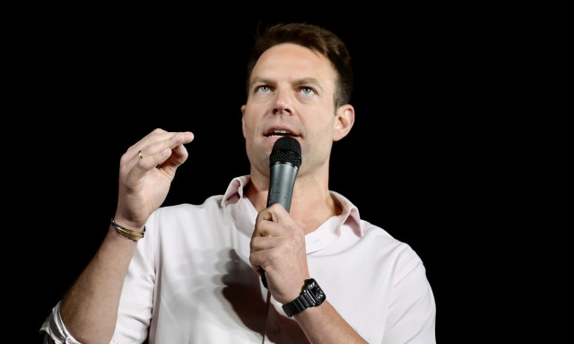 Οι «εκρήξεις» Κασσελάκη προβληματίζουν την Κουμουνδούρου – Ο φόβος της «μπανανόφλουδας»