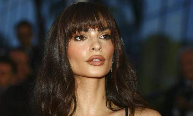 Έμιλι Ραταϊκόφσκι: Ποζάρει με το μπικίνι της στην μέση του δρόμου και «ρίχνει» το Instagram