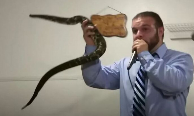 Ιεροκήρυκας έκανε σόου με κροταλίες μέχρι που κάτι πήγε πολύ στραβά...