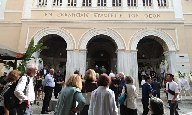 Γιατί εξετάζεται η απαγόρευση των κηδειών τα Σαββατοκύριακα και τις αργίες