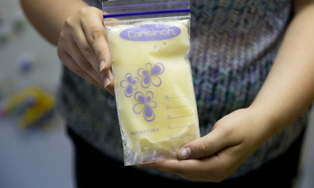 Μητρικό γάλα στη μαύρη αγορά - Πωλείται μέσω αγγελιών προς 3 ευρώ τα 30 ml