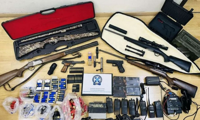 Είχε οπλοστάσιο, απειλούσε πολιτικούς, τον έψαχναν στη Σουηδία και συνελήφθη στο Κερατσίνι