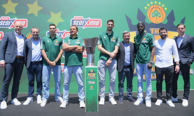 Το τρόπαιο της Ευρωλίγκας στα γραφεία του ΟΠΑΠ - Ο Σλούκας έδωσε το σύνθημα για τους πανηγυρισμούς