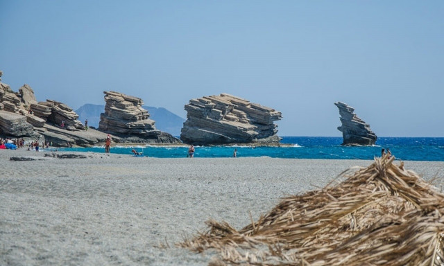 Τριόπετρα: Η παραλία που θα σου μείνει αξέχαστη και το μικρό μυστικό της